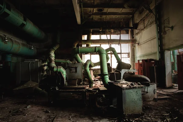 Tmavý průmyslový interiér se strojním zařízením uvnitř — Stock fotografie