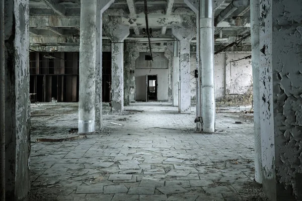 Sütunlu büyük terk edilmiş salon — Stok fotoğraf