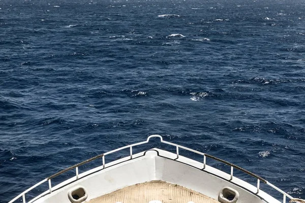 Båten på väg mot horisonten — Stockfoto