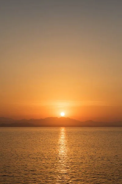 Belo pôr do sol sobre o horizonte — Fotografia de Stock