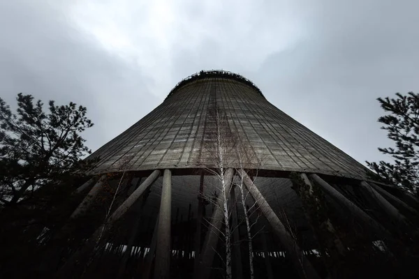 Chladící věž jaderné elektrárny — Stock fotografie