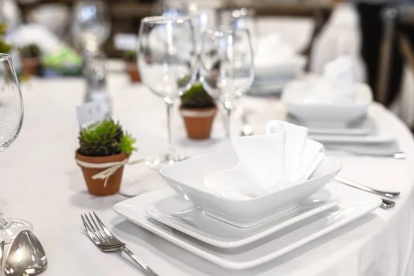 Platos y platos en la mesa de comedor —  Fotos de Stock