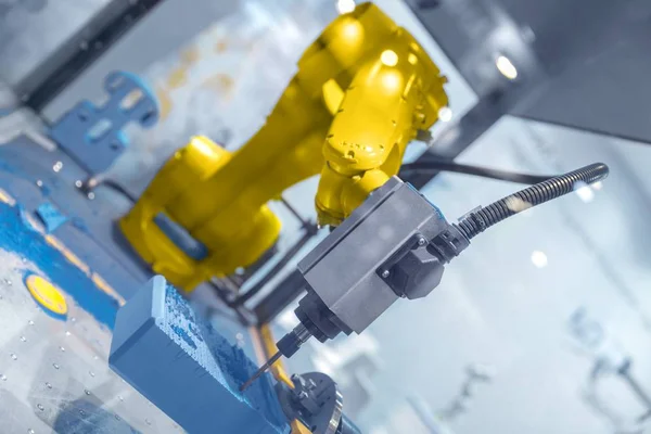 Automatischer Roboterarm, der im industriellen Umfeld arbeitet — Stockfoto