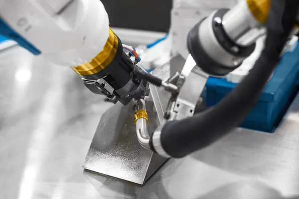 Automatisk robotarm arbetar i industriell miljö — Stockfoto