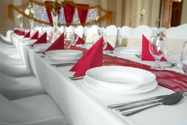 Platos y platos en la mesa de comedor —  Fotos de Stock