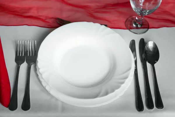 Plaques et plats sur la table à manger — Photo