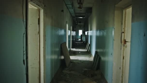 Verlaten Hal Van Pripyat Ziekenhuis Chernobyl Excusion Zone 2019 — Stockvideo