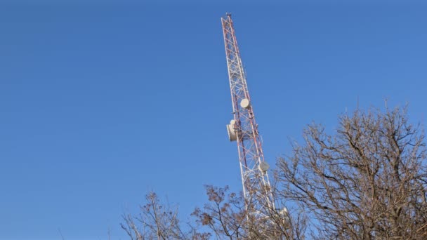 Torre Trasmissione Radio Sotto Cielo Blu — Video Stock
