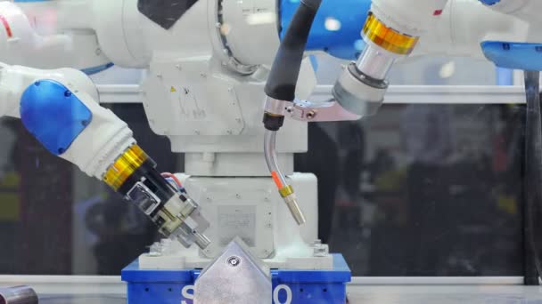 Soldagem Robô Industrial Com Dois Braços — Vídeo de Stock