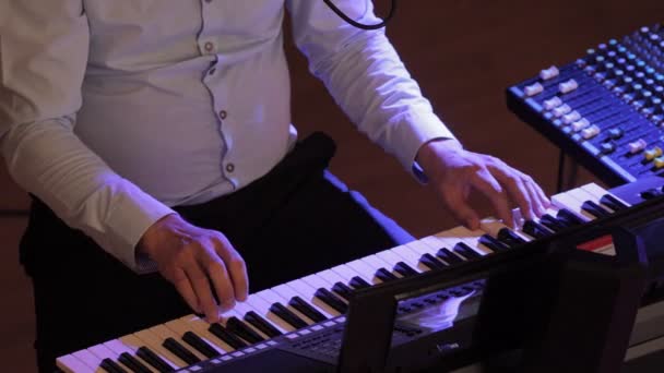 Tocando Piano Elétrico Sob Iluminação Palco Colorido Uhd — Vídeo de Stock