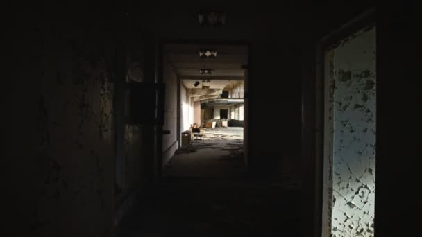 Salão Abandonado Com Luz Final Brilhando — Vídeo de Stock