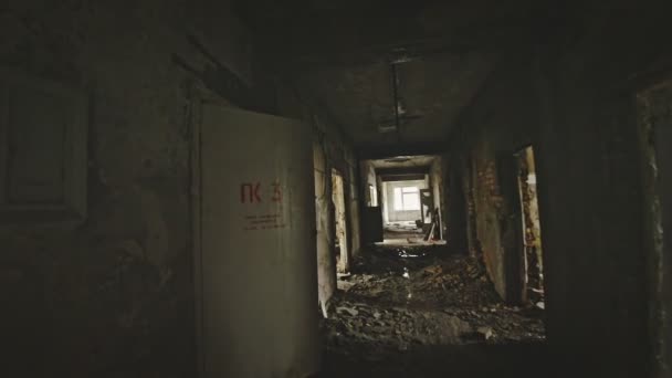废弃的走廊 尽头的灯光闪闪发光 — 图库视频影像