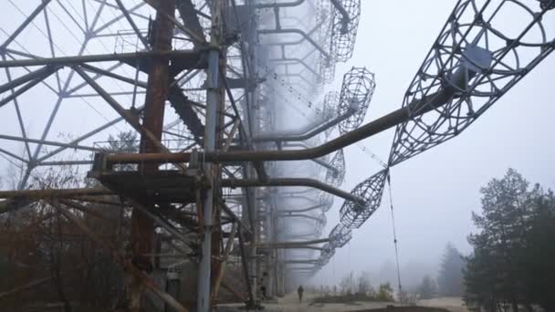 Человек Идущий Дужском Антенном Комплексе Чернобыльской Зоне Отчуждения 2019 — стоковое видео
