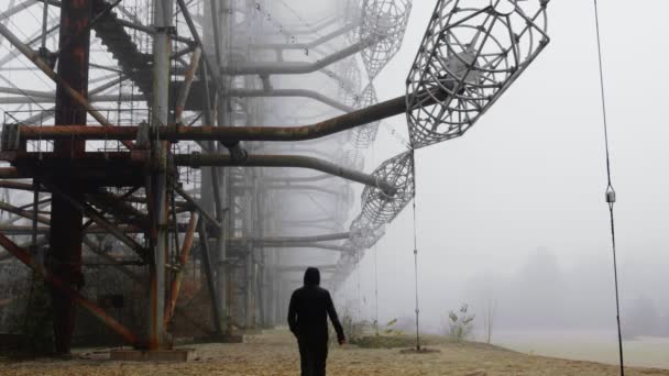 Hombre Caminando Complejo Antena Duga Chernobyl Zona Exclusión 2019 — Vídeo de stock