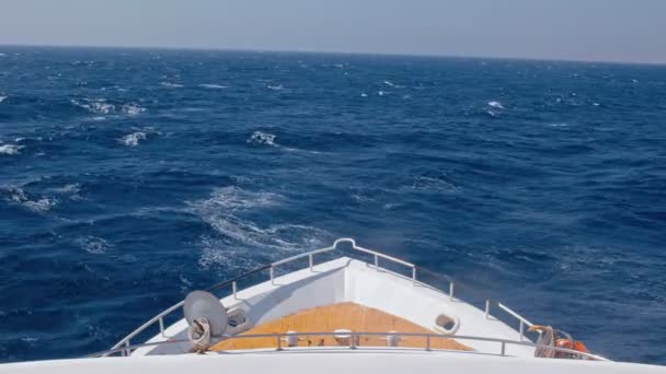 驶向大海地平线的游艇 — 图库视频影像