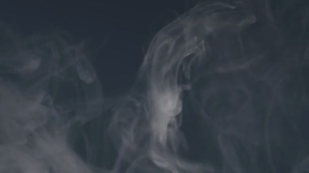 Fumo Realistico Contro Sfondo Scuro Uhd Primo Piano Filmato — Video Stock