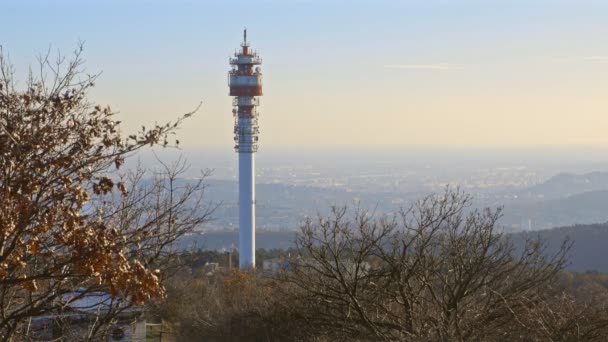 Πύργος Ραδιομετάδοσης Κάτω Από Τον Γαλάζιο Ουρανό — Αρχείο Βίντεο