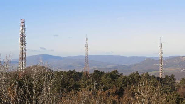 Radio Transmissie Toren Onder Blauwe Hemel — Stockvideo