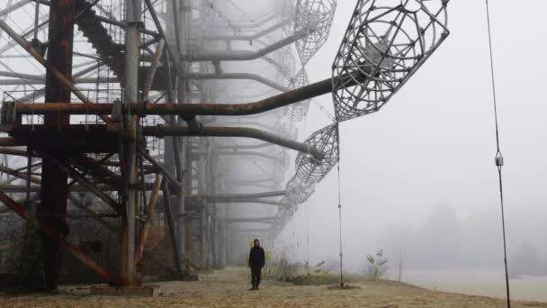 Man Walking Duga Antenna Complex Chernobyl Zona Esclusione 2019 — Video Stock