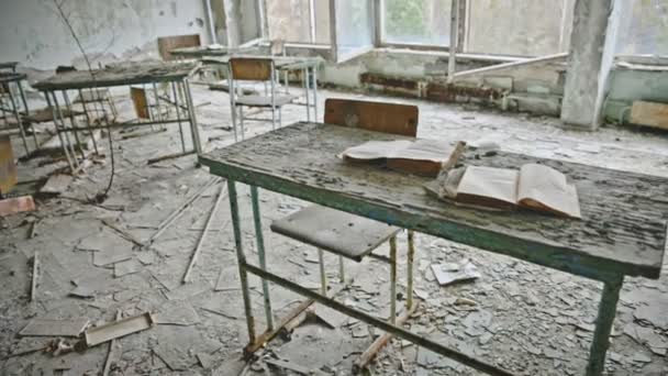 Pripyat Çernobil Dışlama Bölgesi 2019 Numaralı Okulunda Terk Edilmiş Sınıf — Stok video