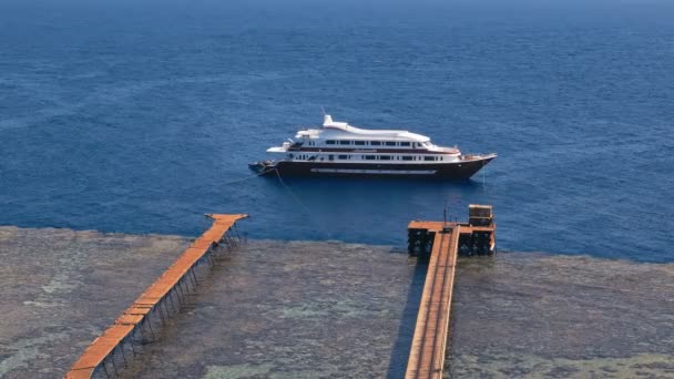Luxe Jacht Docking Buurt Van Coral Reef — Stockvideo