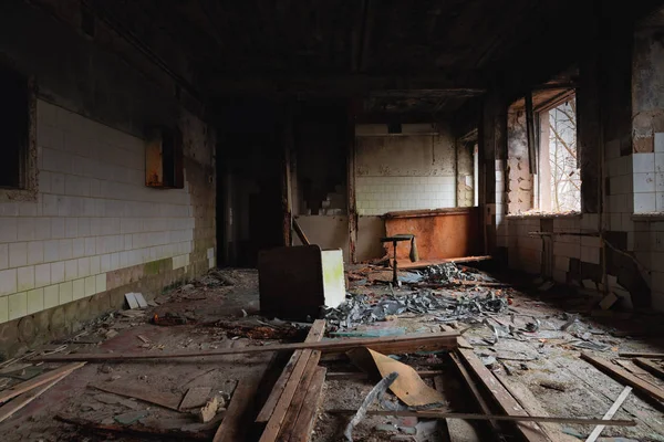Habitación abandonada y desordenada en la ciudad fantasma —  Fotos de Stock