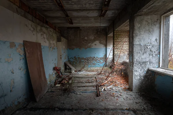 Habitación abandonada y desordenada en la ciudad fantasma — Foto de Stock