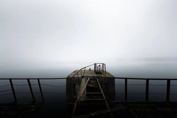 朝の霧の中で損傷した桟橋 — ストック写真