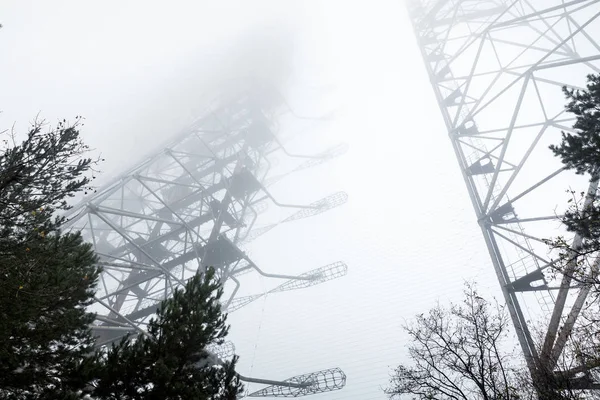 Большой антенный комплекс в тумане — стоковое фото