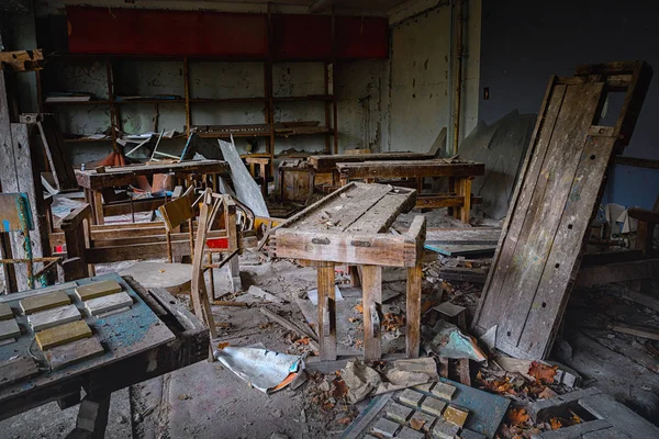 Sala de aula bagunçada e abandonada na cidade fantasma — Fotografia de Stock