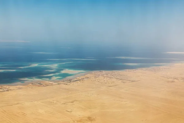 Tiro aéreo del desierto y el mar — Foto de Stock