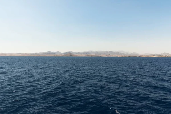 Velký ostrov v moři — Stock fotografie