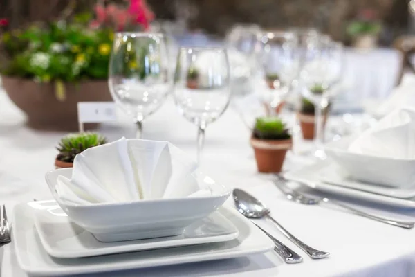 Nahaufnahme eines Tisches im Speisesaal — Stockfoto