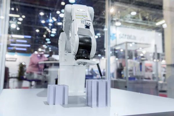 Automatisk robotarm som arbeider i industrimiljø – stockfoto