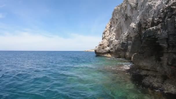 Chorvatské pobřeží s vysokými útesy a temně modrou vodou — Stock video