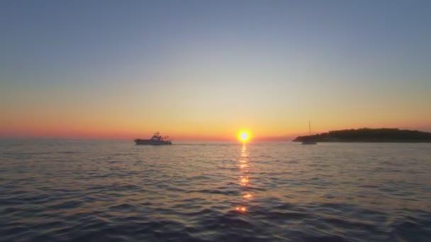 Puesta de sol sobre el horizonte desde el mar — Vídeos de Stock