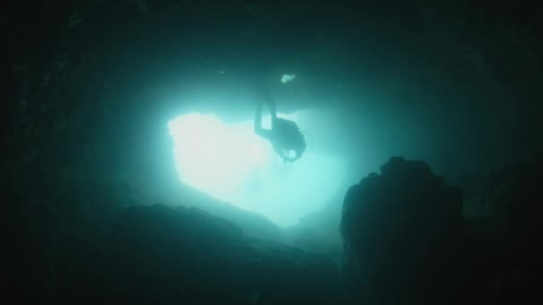 Stor grotta under vatten med dykare — Stockvideo