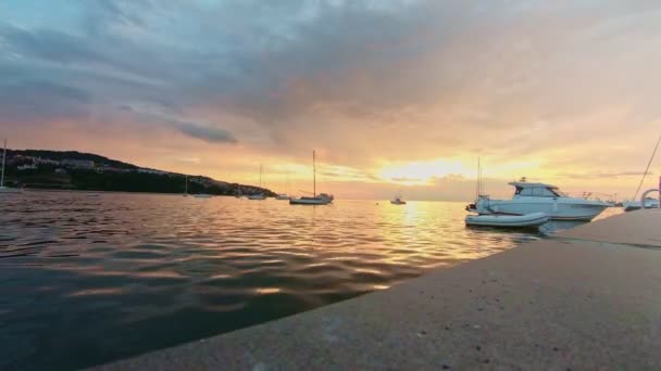 Krásný západ slunce v přístavu — Stock video