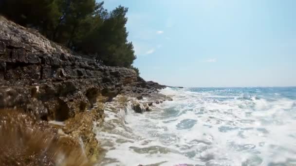 Брызги воды на скалах — стоковое видео