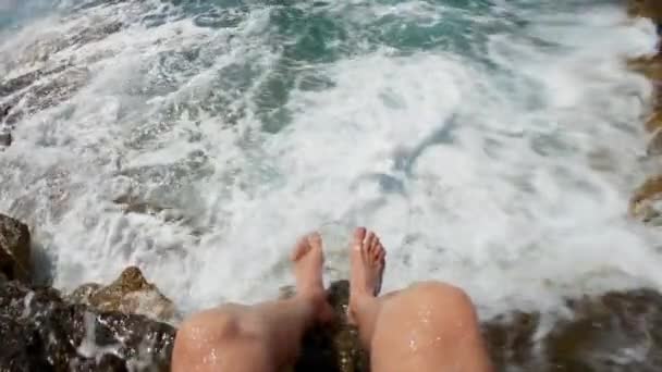 바위에 튀는 물 — 비디오