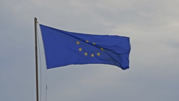 Σημαία της Ευρωπαϊκής Ένωσης στον άνεμο — Αρχείο Βίντεο