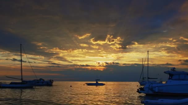 Όμορφο ηλιοβασίλεμα πάνω από το μικρό κόλπο με τα πλοία — Αρχείο Βίντεο