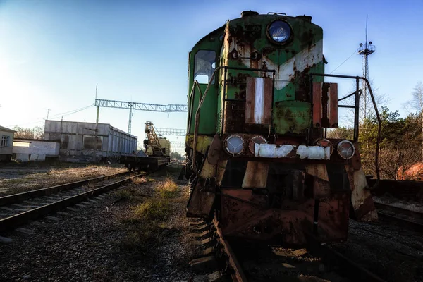 Tren abandonado a la izquierda en la estación de tren — Foto de Stock