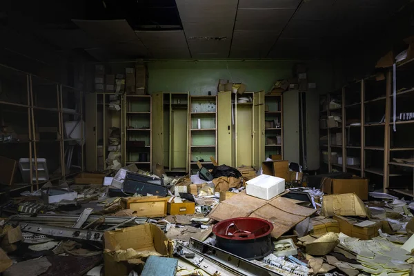 Messy room in abandoned building with lot of junk — Stock Photo, Image