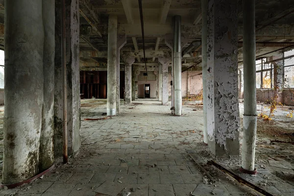 Interior industrial abandonado com grandes colunas — Fotografia de Stock