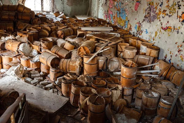 Old and damaged wine and beer barrels — Stock Photo, Image