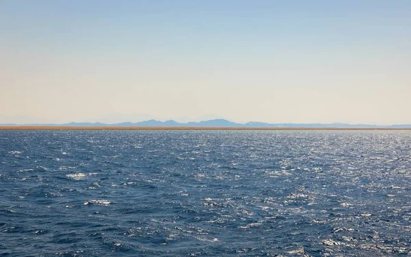 Tierra sobre el horizonte con montañas — Foto de Stock