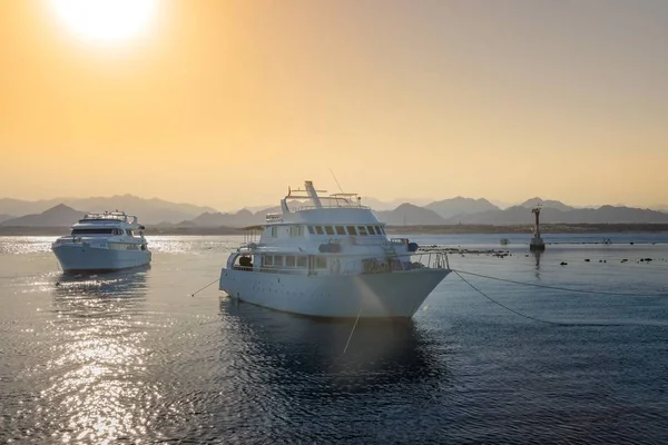 Luxury yacht docking near coral reef — Stock Photo, Image