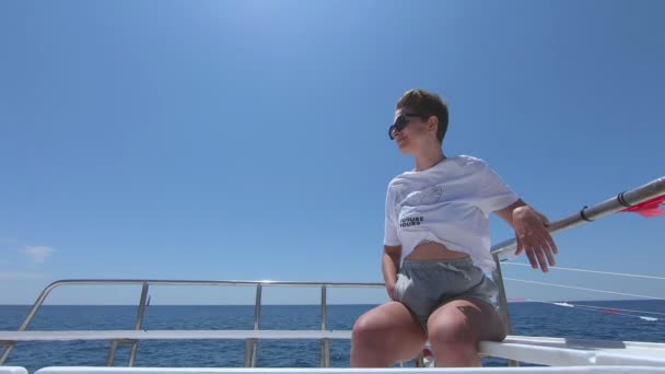 Γυναίκα που ταξιδεύει στην κορυφή ενός πλοίου — Αρχείο Βίντεο