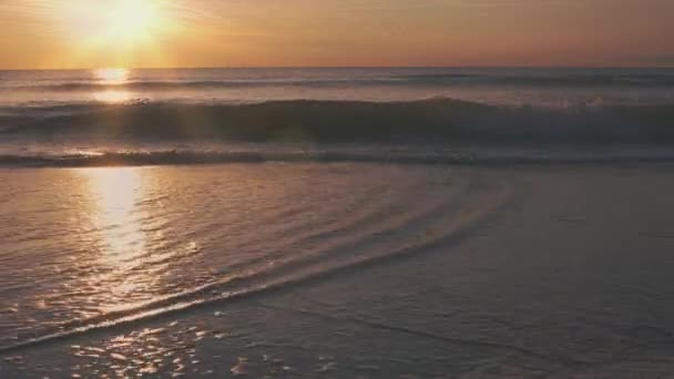 Zonsondergang aan zee met golven — Stockvideo